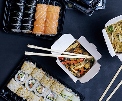 plateau de sushi et plat chaud à emporter